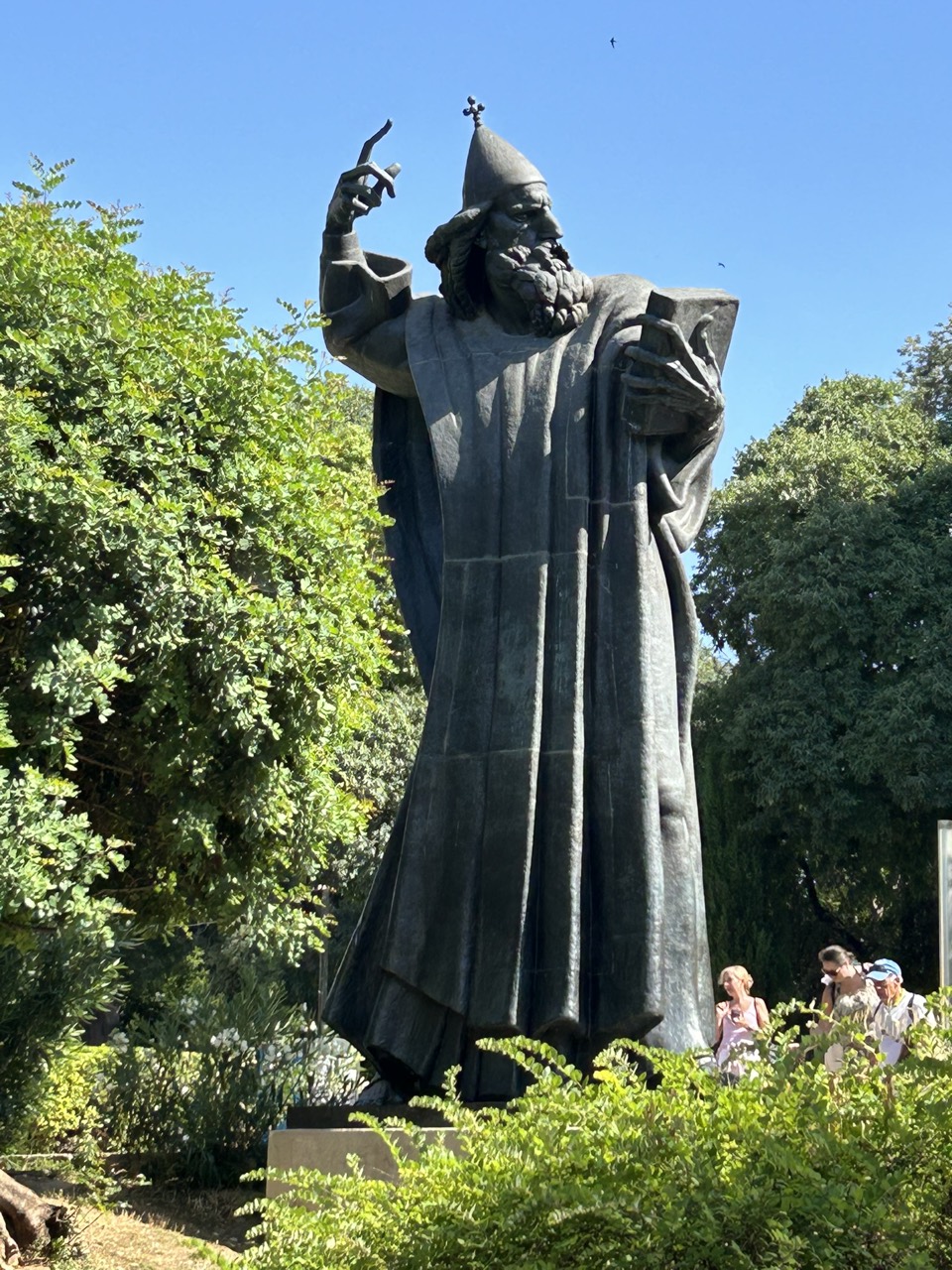 Статуя Григория Нинского