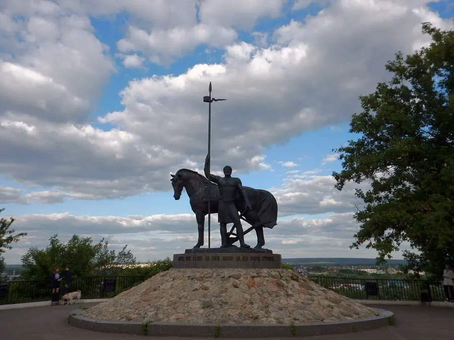 Памятник «Первопоселенец»